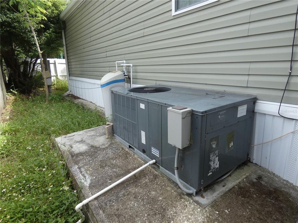 Active With Contract: $159,900 (2 beds, 2 baths, 784 Square Feet)