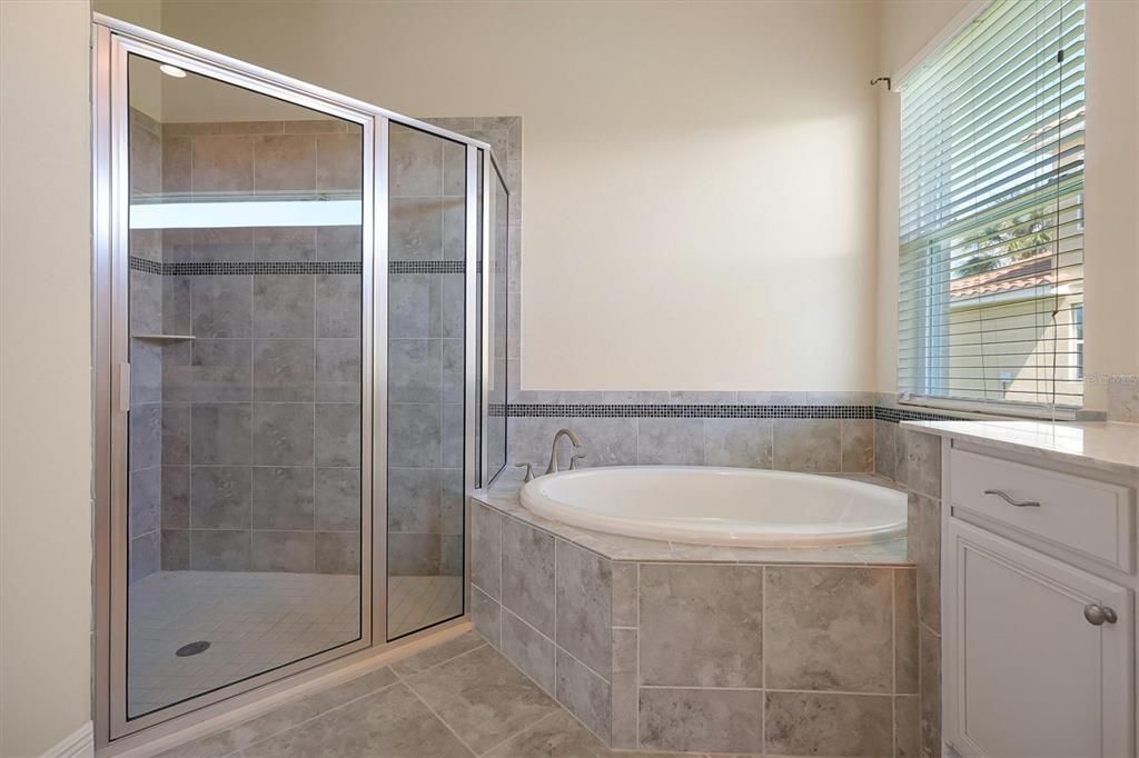 En Venta: $1,005,000 (5 camas, 4 baños, 4566 Pies cuadrados)