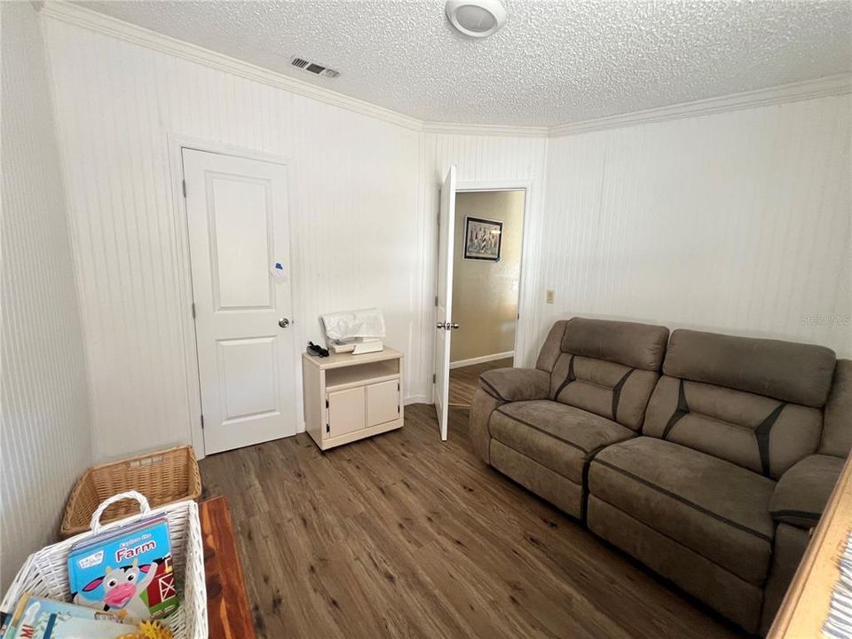 На продажу: $250,000 (3 спален, 2 ванн, 1323 Квадратных фут)