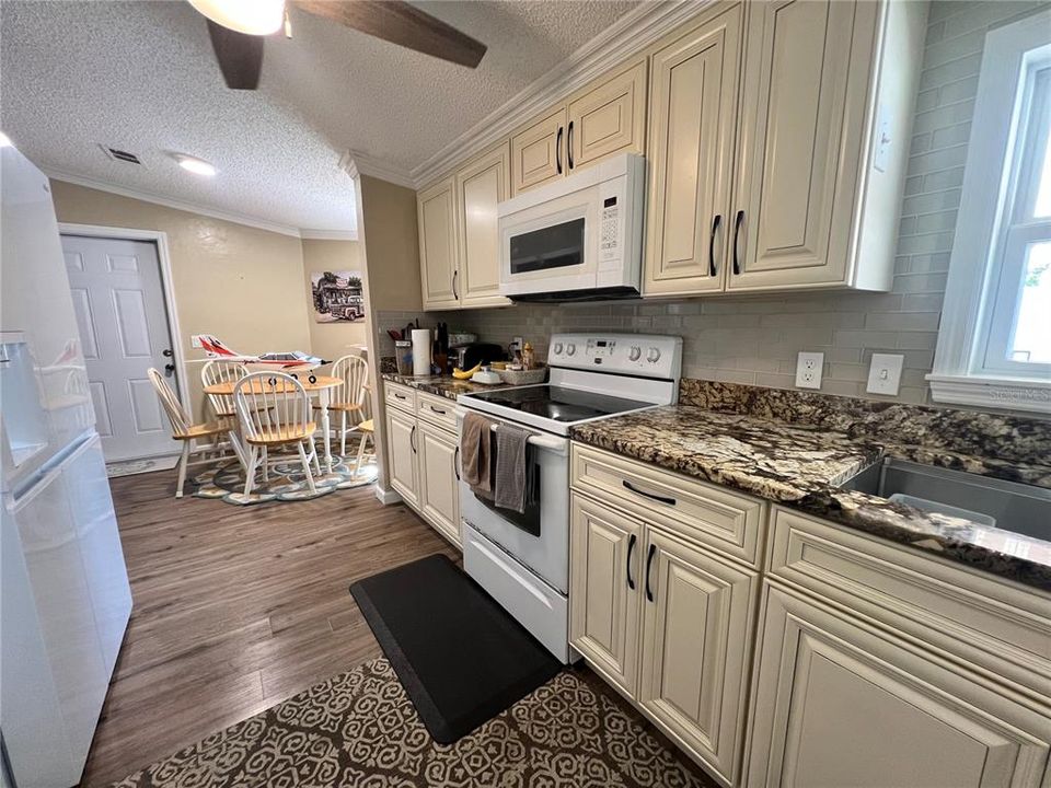 На продажу: $250,000 (3 спален, 2 ванн, 1323 Квадратных фут)