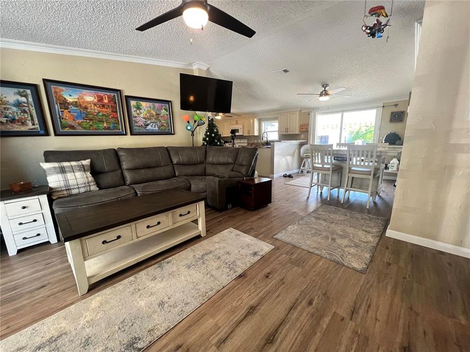 На продажу: $250,000 (3 спален, 2 ванн, 1323 Квадратных фут)