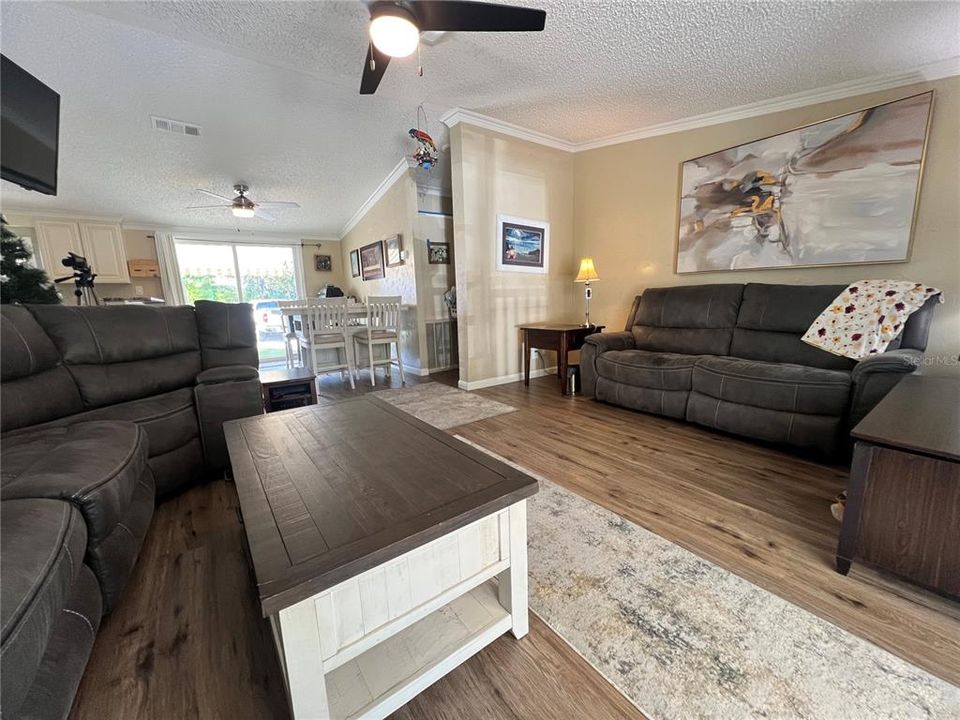 На продажу: $250,000 (3 спален, 2 ванн, 1323 Квадратных фут)