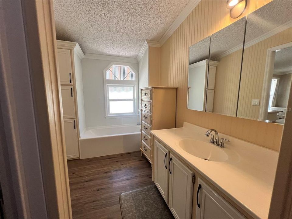 На продажу: $250,000 (3 спален, 2 ванн, 1323 Квадратных фут)