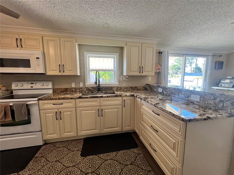 На продажу: $250,000 (3 спален, 2 ванн, 1323 Квадратных фут)