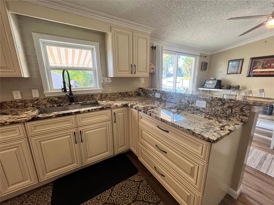 На продажу: $250,000 (3 спален, 2 ванн, 1323 Квадратных фут)