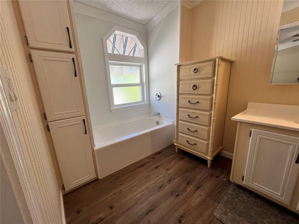 На продажу: $250,000 (3 спален, 2 ванн, 1323 Квадратных фут)