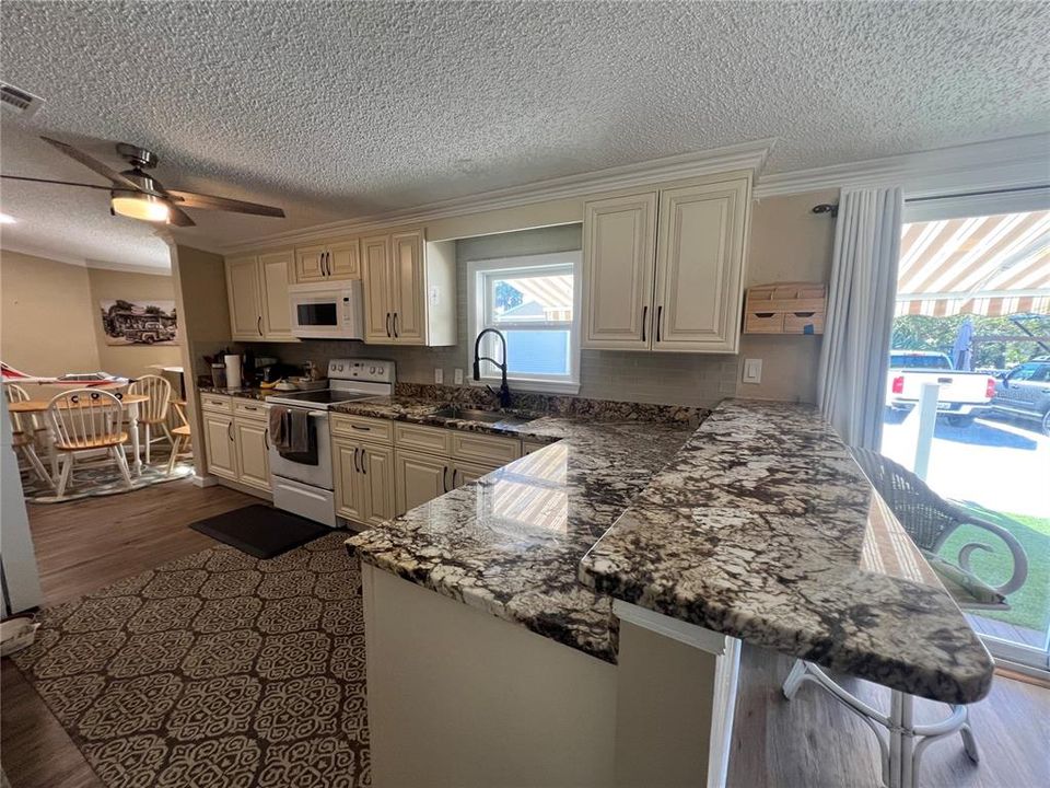 На продажу: $250,000 (3 спален, 2 ванн, 1323 Квадратных фут)