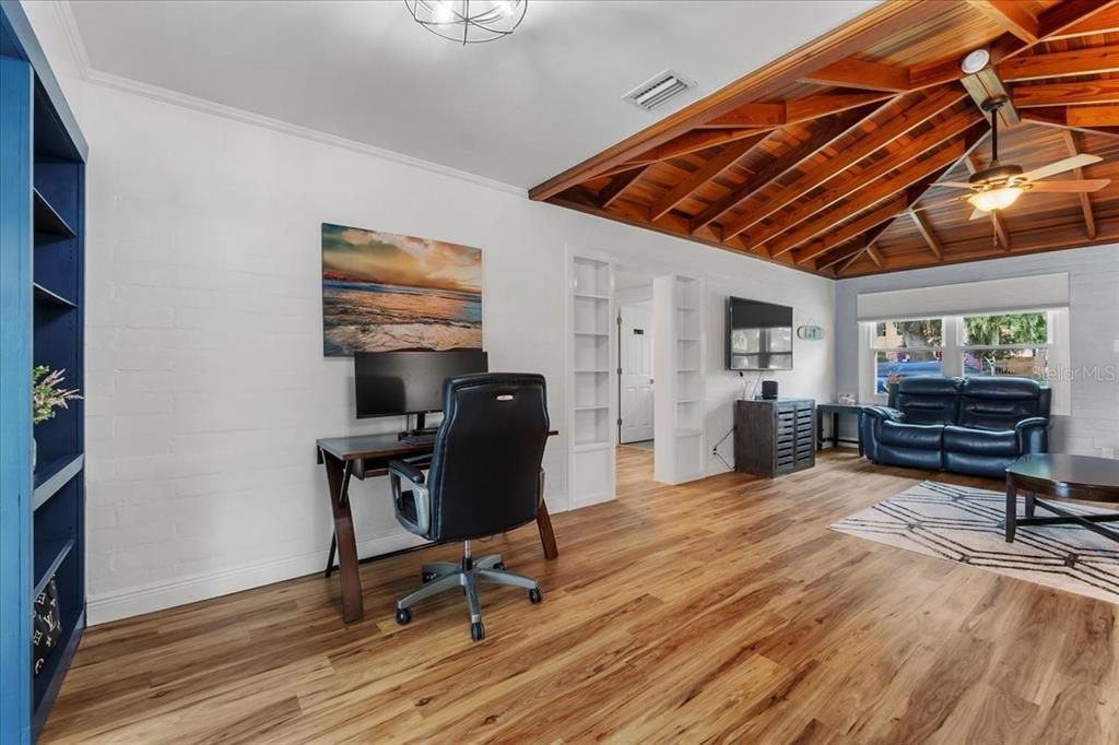 合同活跃: $375,000 (2 贝兹, 2 浴室, 1254 平方英尺)