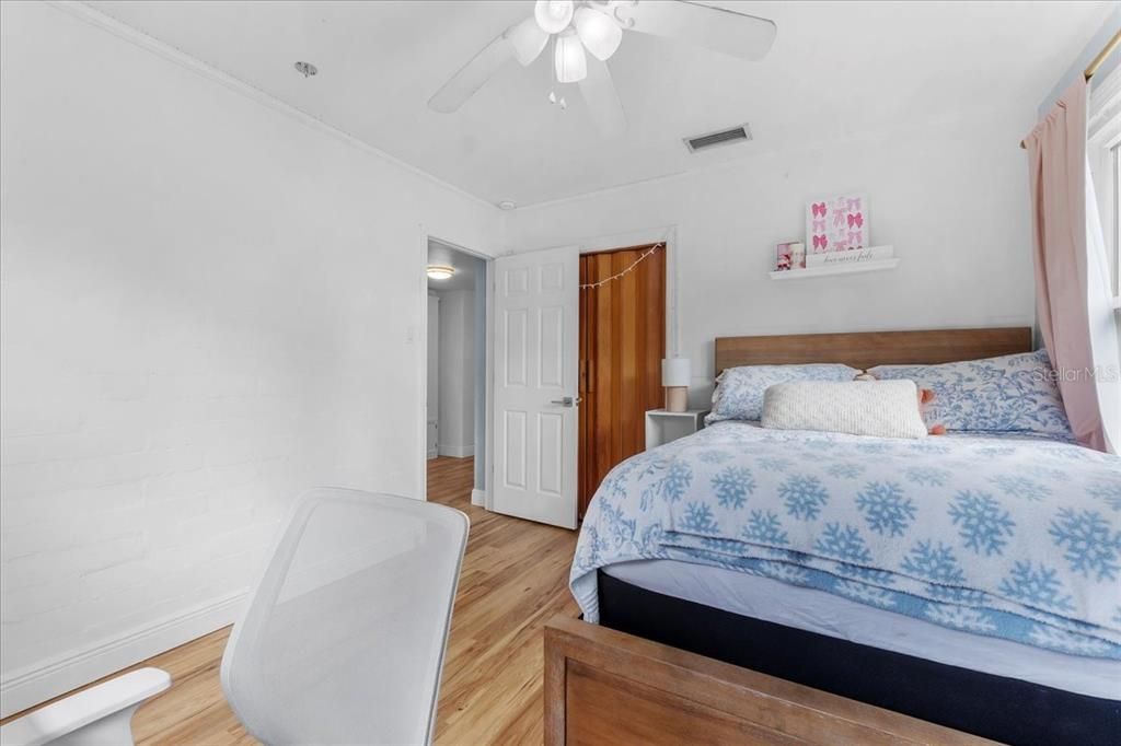 合同活跃: $375,000 (2 贝兹, 2 浴室, 1254 平方英尺)