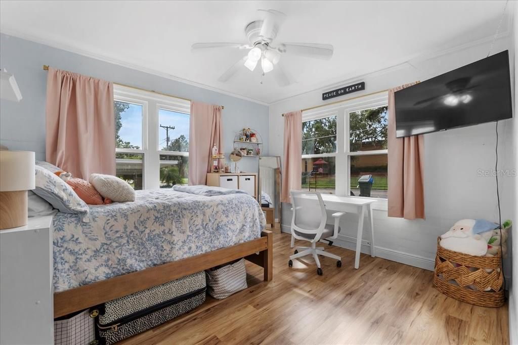 合同活跃: $375,000 (2 贝兹, 2 浴室, 1254 平方英尺)