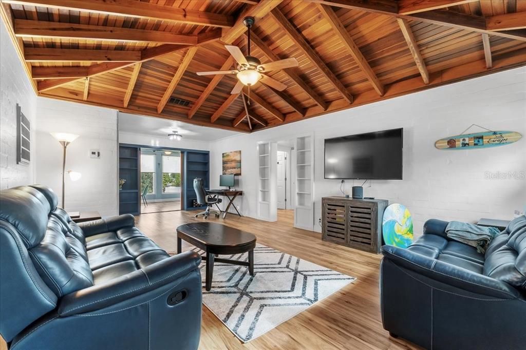 合同活跃: $375,000 (2 贝兹, 2 浴室, 1254 平方英尺)