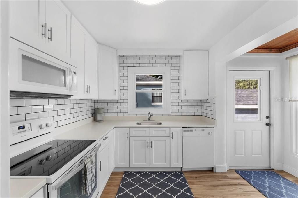 合同活跃: $375,000 (2 贝兹, 2 浴室, 1254 平方英尺)