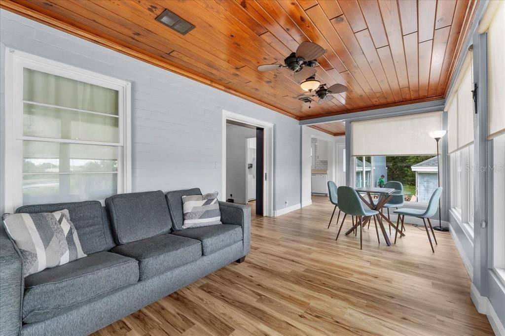 合同活跃: $375,000 (2 贝兹, 2 浴室, 1254 平方英尺)