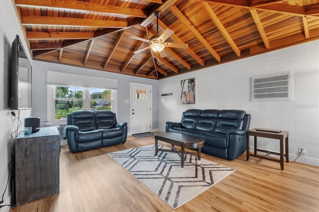 合同活跃: $375,000 (2 贝兹, 2 浴室, 1254 平方英尺)