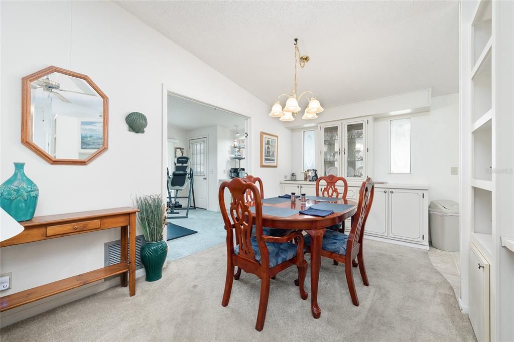 Под контрактом: $165,000 (2 спален, 2 ванн, 1342 Квадратных фут)