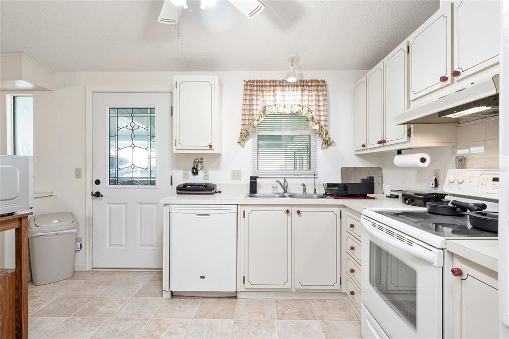 Под контрактом: $165,000 (2 спален, 2 ванн, 1342 Квадратных фут)