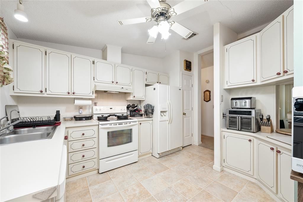 Под контрактом: $165,000 (2 спален, 2 ванн, 1342 Квадратных фут)