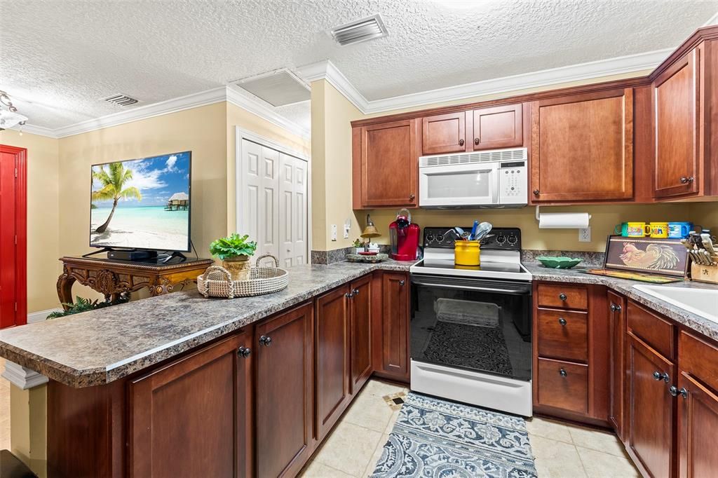 For Sale: $6,990,000 (6 beds, 5 baths, 6268 Square Feet)