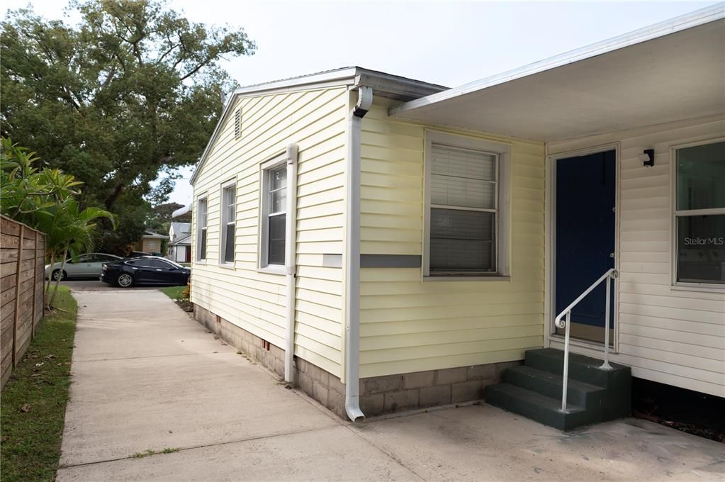 For Sale: $435,000 (2 beds, 1 baths, 1044 Square Feet)