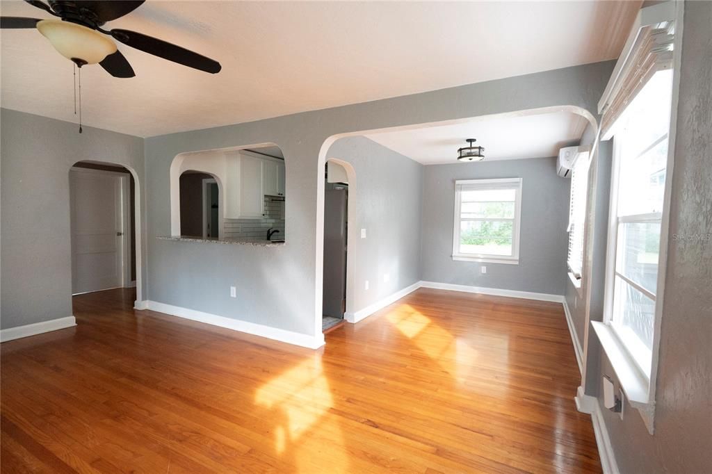 For Sale: $435,000 (2 beds, 1 baths, 1044 Square Feet)