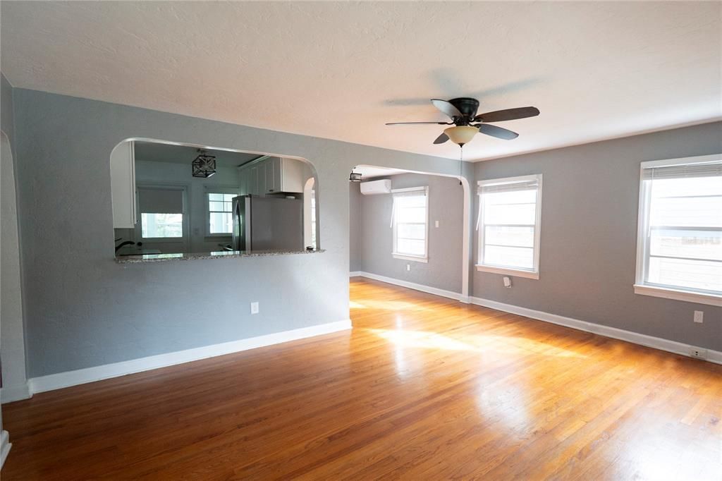 For Sale: $435,000 (2 beds, 1 baths, 1044 Square Feet)