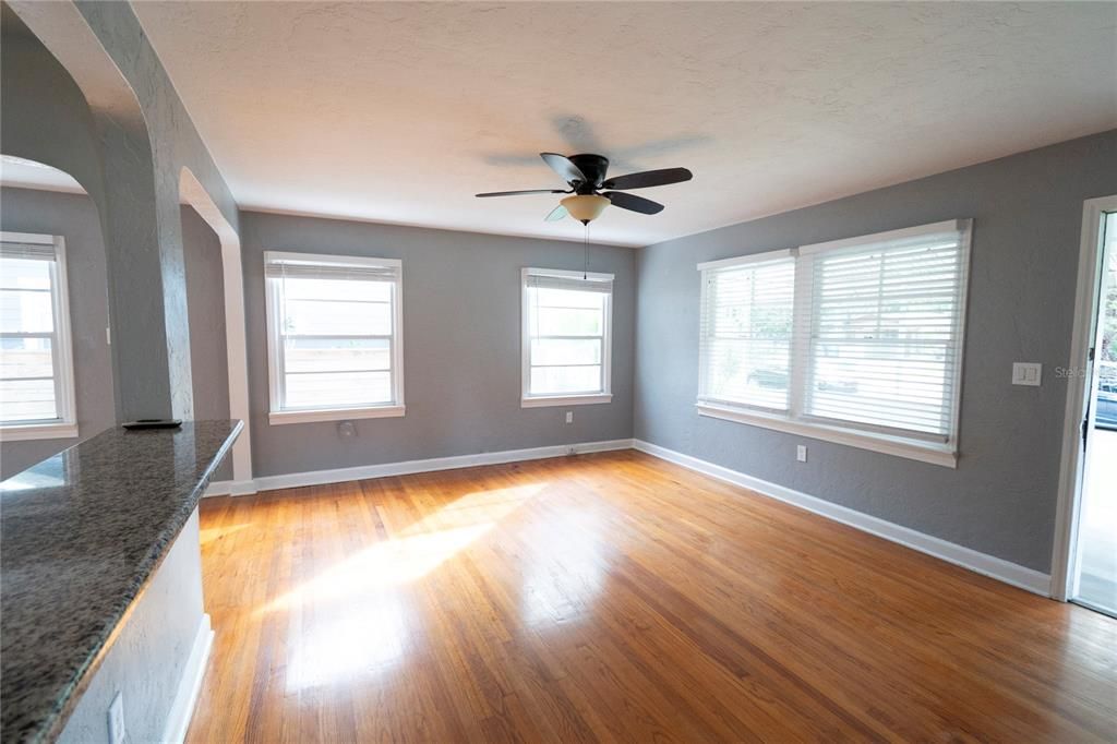 For Sale: $435,000 (2 beds, 1 baths, 1044 Square Feet)