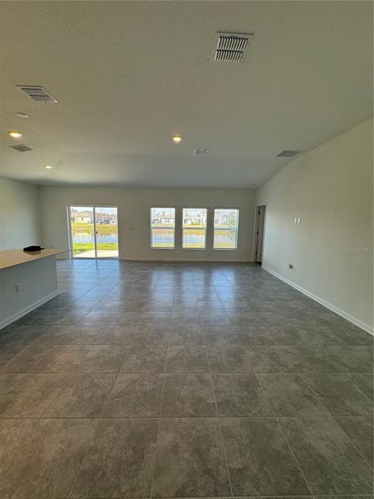 合同活跃: $2,500 (4 贝兹, 2 浴室, 1936 平方英尺)