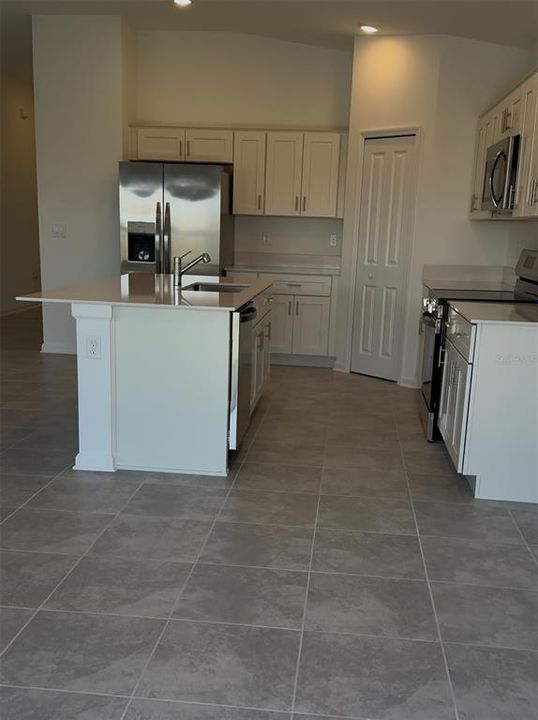 合同活跃: $2,500 (4 贝兹, 2 浴室, 1936 平方英尺)