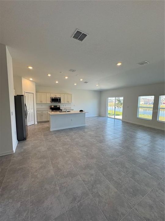 合同活跃: $2,500 (4 贝兹, 2 浴室, 1936 平方英尺)