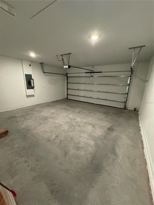 合同活跃: $2,500 (4 贝兹, 2 浴室, 1936 平方英尺)