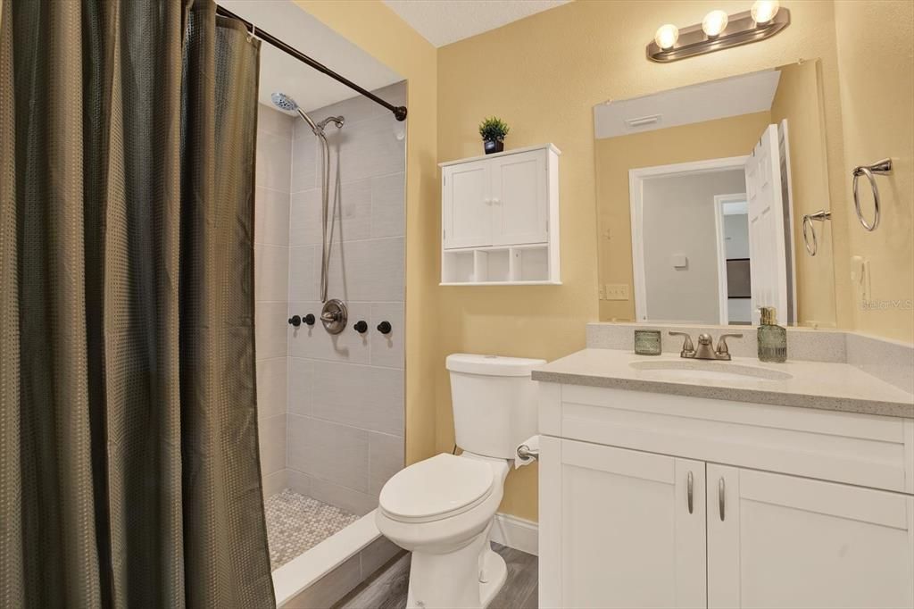 Activo con contrato: $253,000 (3 camas, 1 baños, 1000 Pies cuadrados)