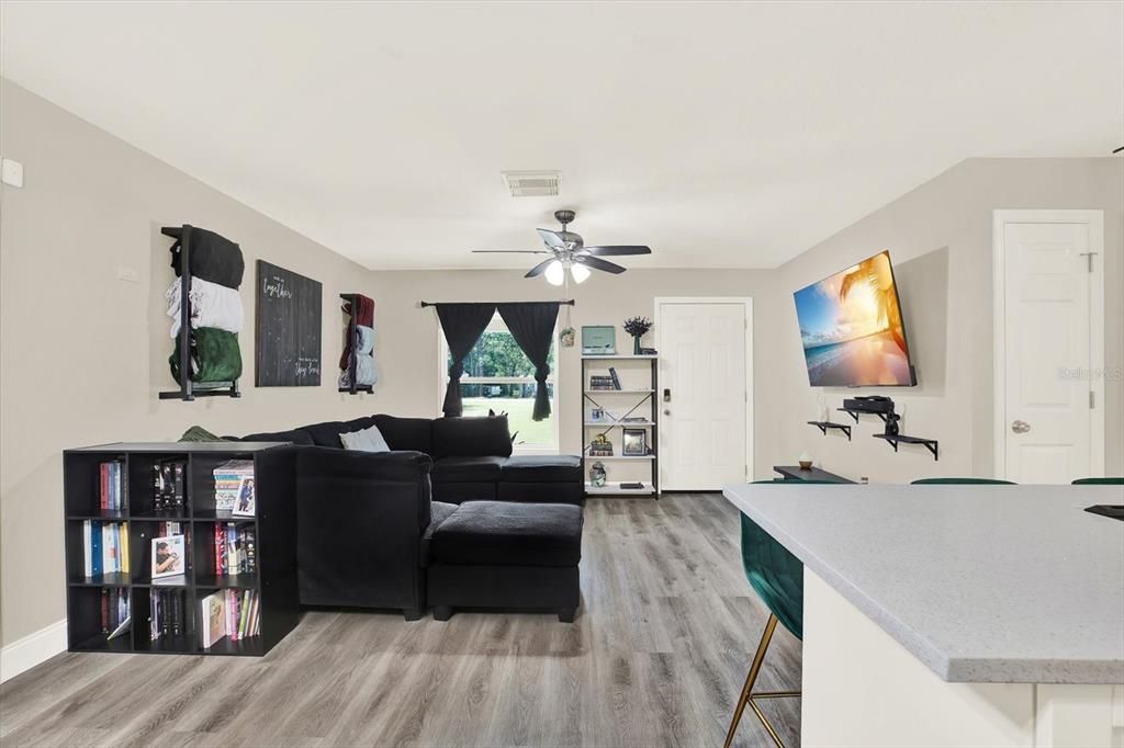 Activo con contrato: $253,000 (3 camas, 1 baños, 1000 Pies cuadrados)