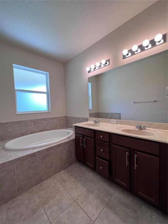 出租: $2,650 (5 贝兹, 3 浴室, 3224 平方英尺)