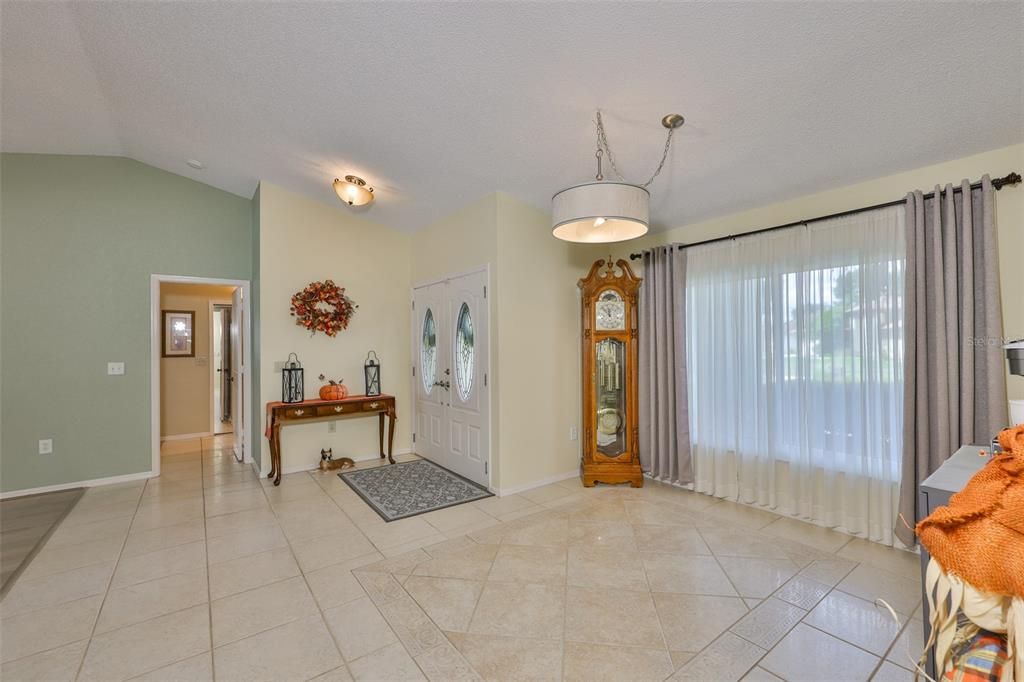 合同活跃: $430,000 (3 贝兹, 2 浴室, 2199 平方英尺)