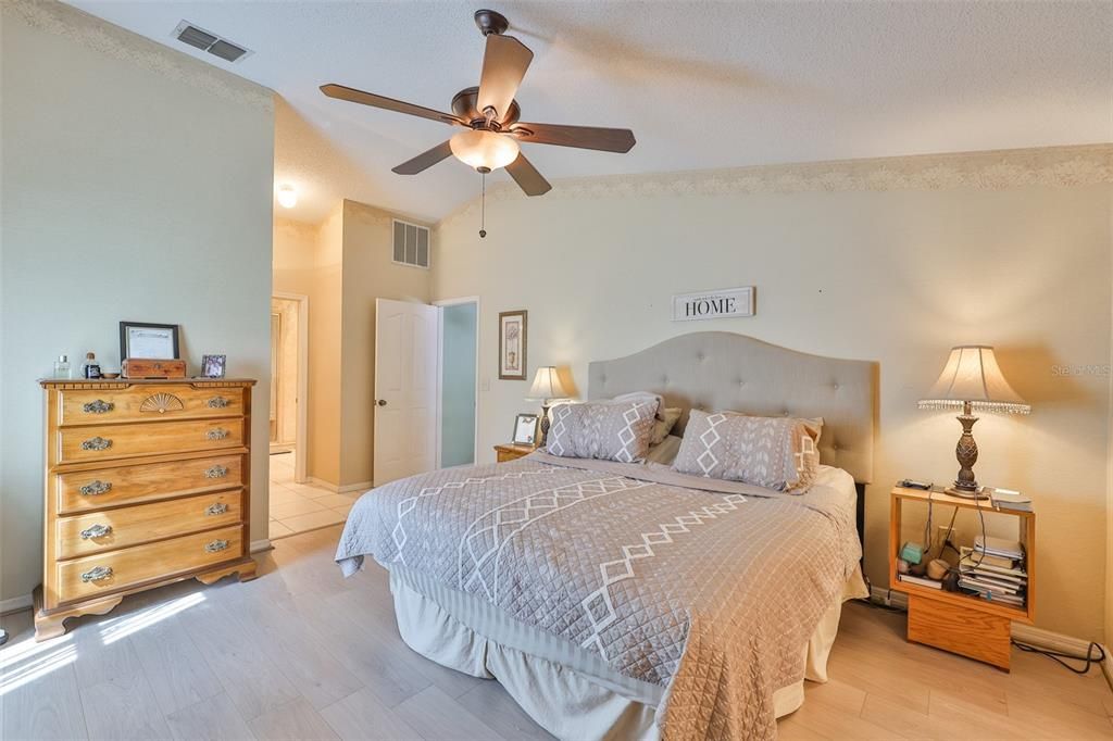 合同活跃: $430,000 (3 贝兹, 2 浴室, 2199 平方英尺)