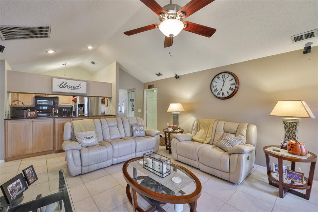 合同活跃: $430,000 (3 贝兹, 2 浴室, 2199 平方英尺)