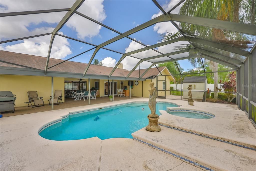 合同活跃: $430,000 (3 贝兹, 2 浴室, 2199 平方英尺)