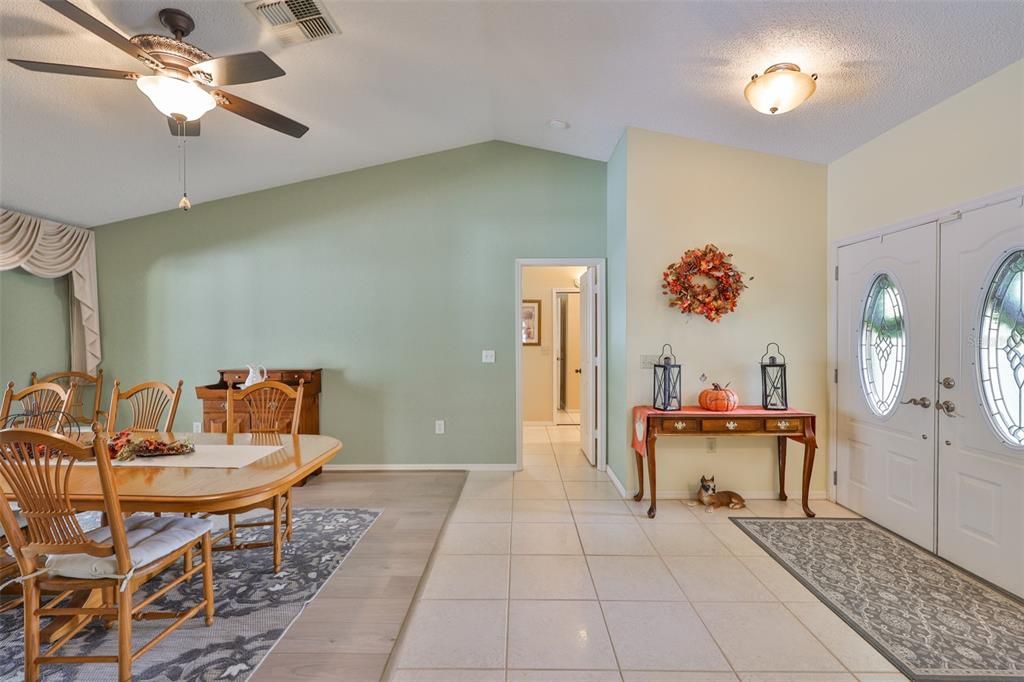 合同活跃: $430,000 (3 贝兹, 2 浴室, 2199 平方英尺)