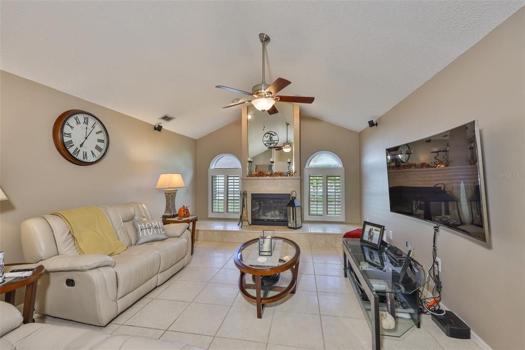 合同活跃: $430,000 (3 贝兹, 2 浴室, 2199 平方英尺)