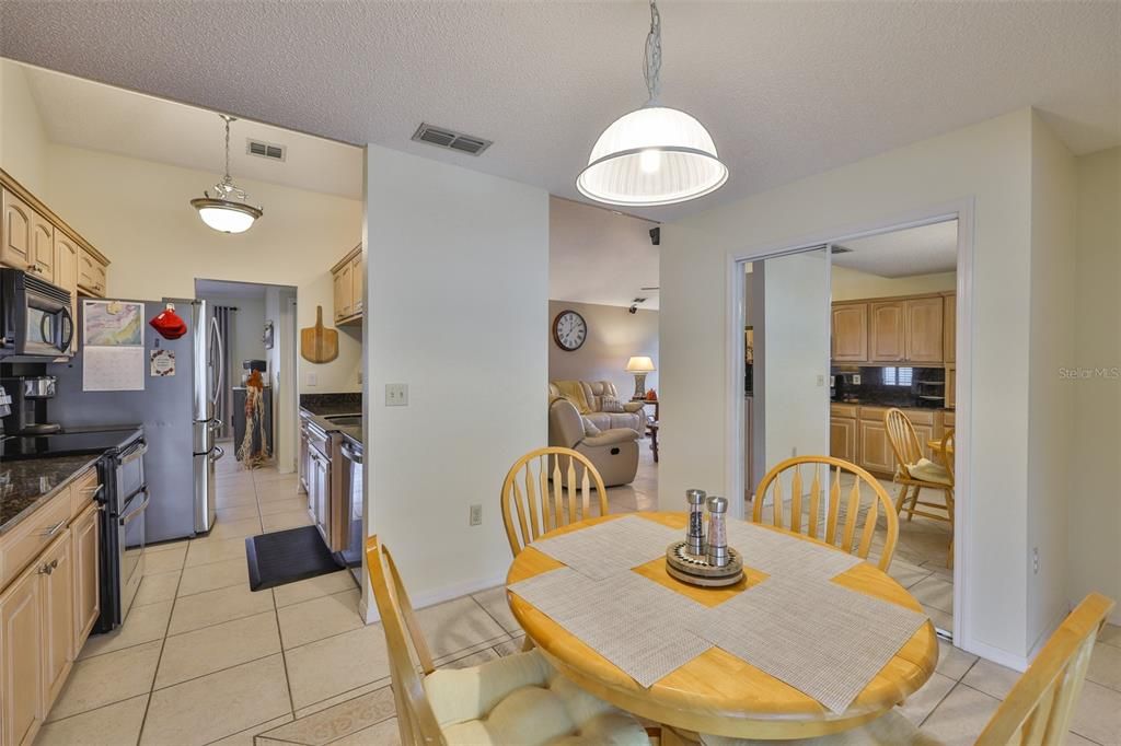 合同活跃: $430,000 (3 贝兹, 2 浴室, 2199 平方英尺)