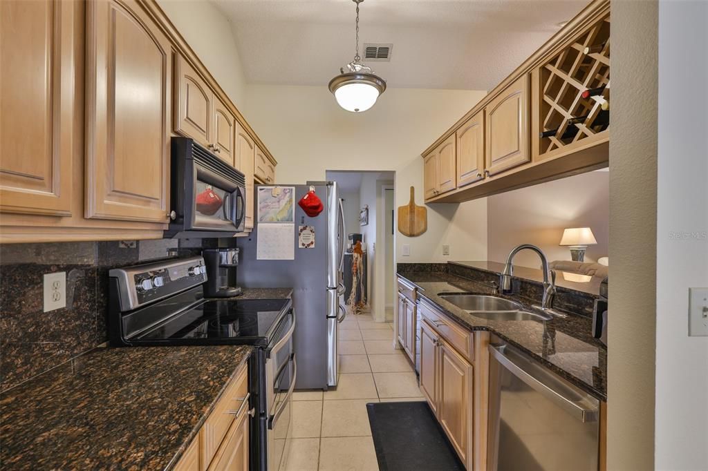 合同活跃: $430,000 (3 贝兹, 2 浴室, 2199 平方英尺)