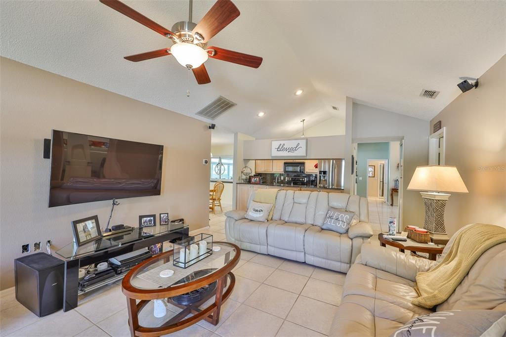 合同活跃: $430,000 (3 贝兹, 2 浴室, 2199 平方英尺)