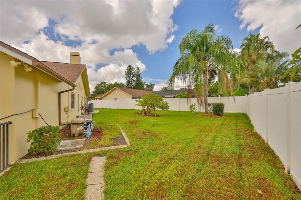 合同活跃: $430,000 (3 贝兹, 2 浴室, 2199 平方英尺)