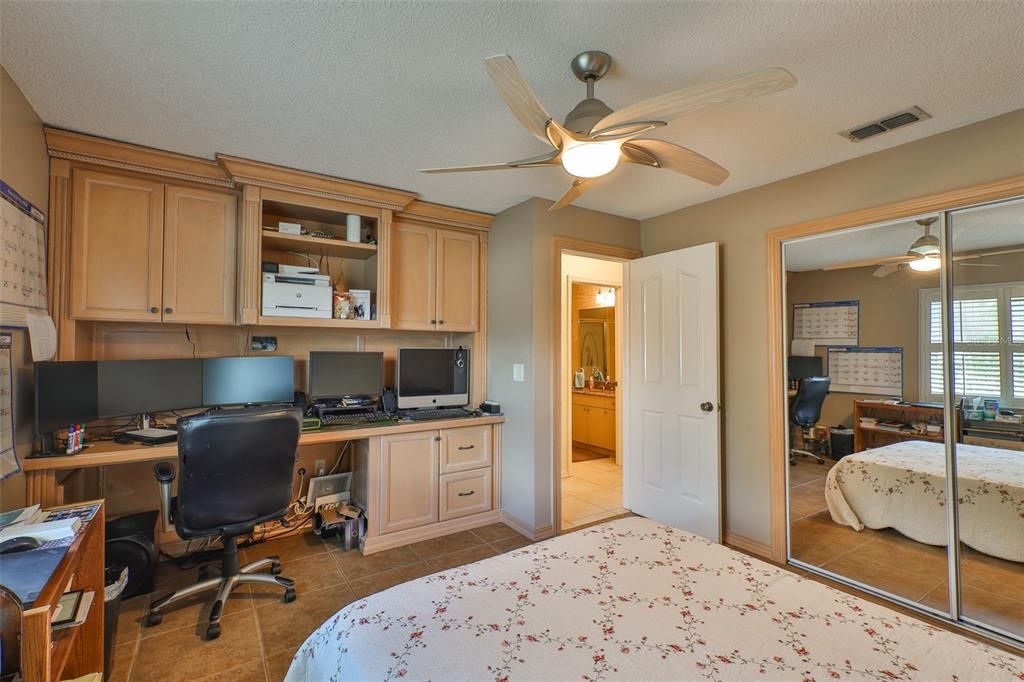 合同活跃: $430,000 (3 贝兹, 2 浴室, 2199 平方英尺)