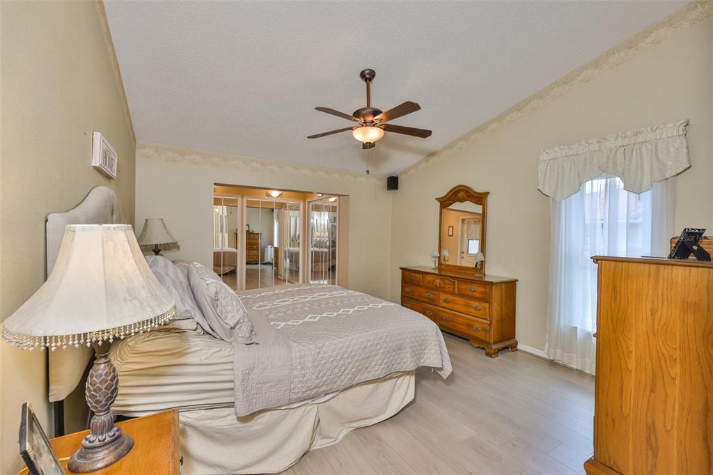 合同活跃: $430,000 (3 贝兹, 2 浴室, 2199 平方英尺)