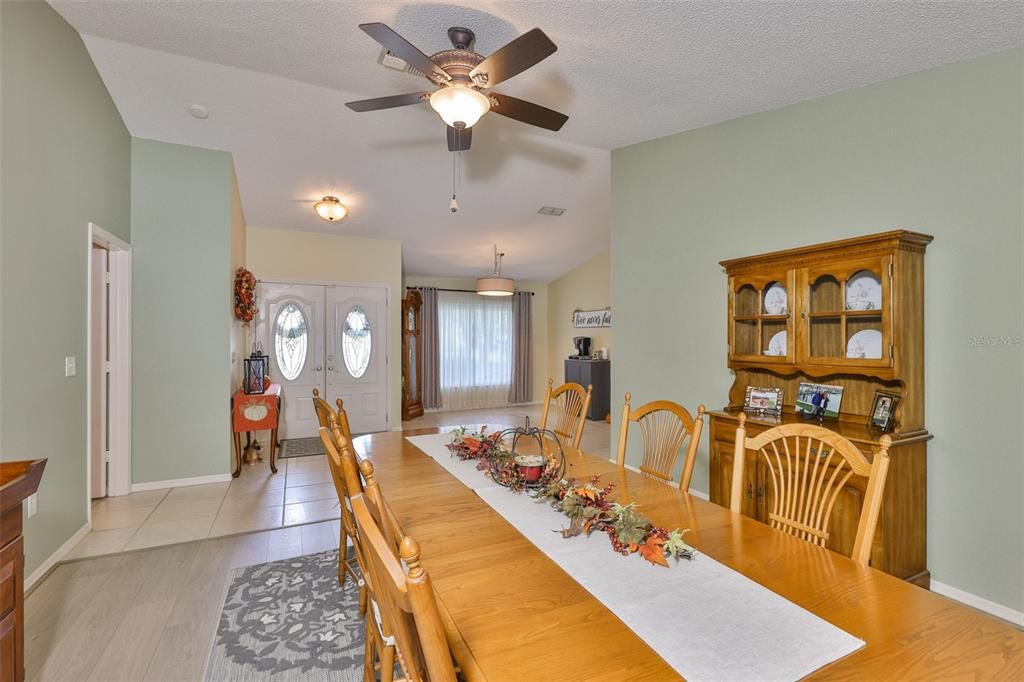 合同活跃: $430,000 (3 贝兹, 2 浴室, 2199 平方英尺)