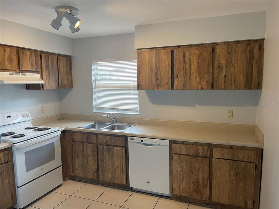 Active With Contract: $1,450 (2 beds, 1 baths, 802 Square Feet)