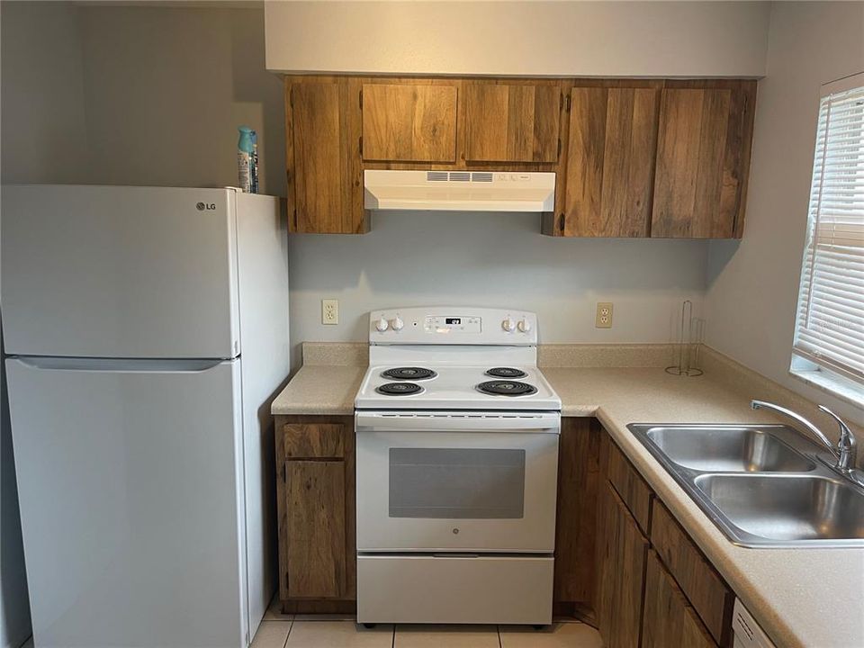 Active With Contract: $1,450 (2 beds, 1 baths, 802 Square Feet)