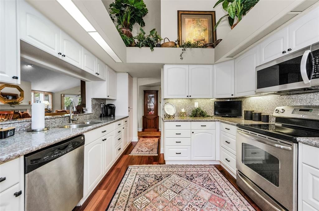 На продажу: $649,000 (3 спален, 2 ванн, 2063 Квадратных фут)