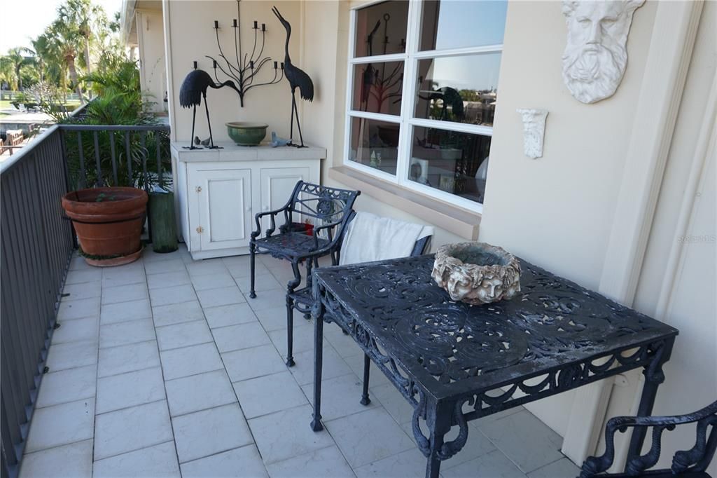 For Sale: $189,000 (1 beds, 1 baths, 840 Square Feet)